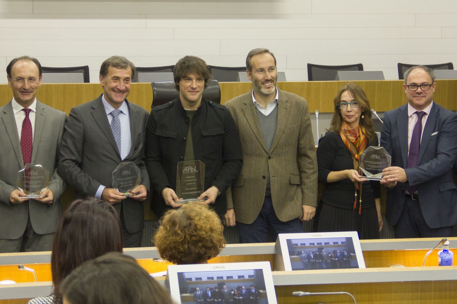 Recoge el Premio Javier Pérez Fernández (primero por la derecha), director general de Mayores y Personas con Discapacidad, y Eugenia Fernández, directora de Inciso Integración.