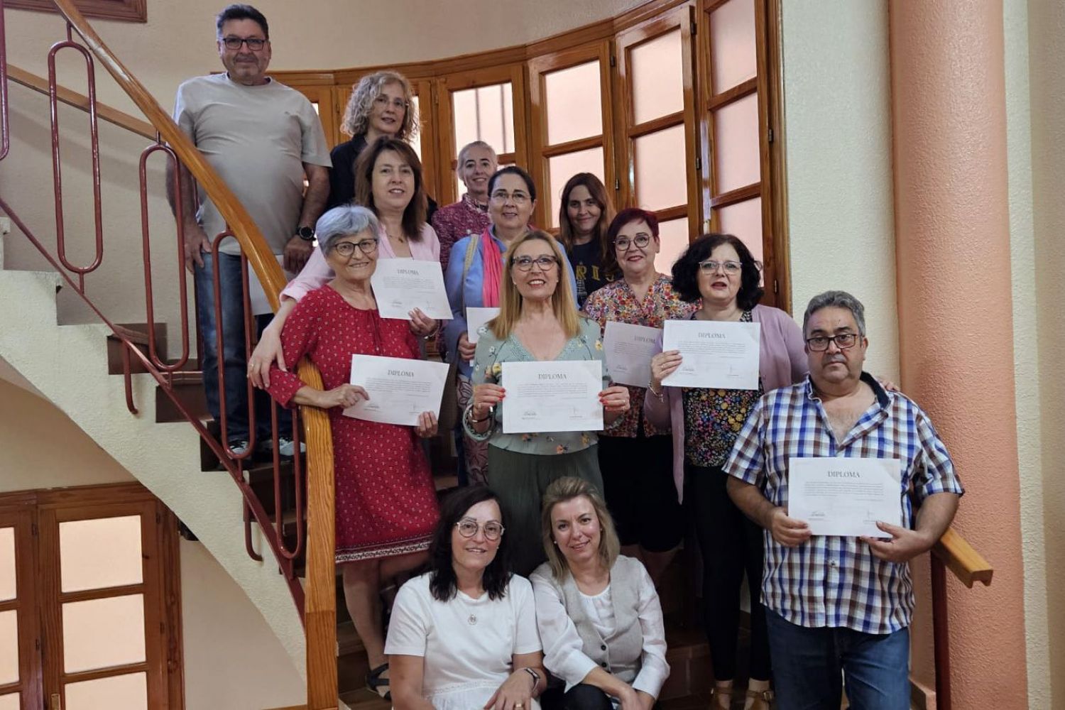 Alumnado de Tobarra (Albacete) tras la finalización de uno de los cursos.